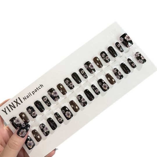 Pre-Made Nails with a Vintage Floral Design, 30-Piece Set with a Luxurious and High-End Feel, Popular on Social Media