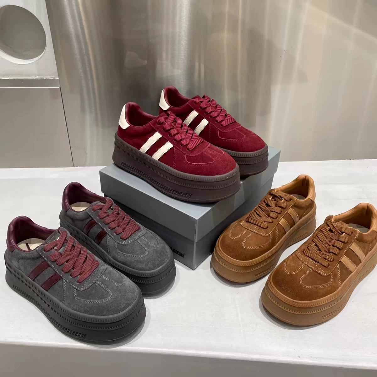 Женские кроссовки на толстой подошве из матовой кожи, новинка 2025 года, осенне-зимние спортивные повседневные туфли, ретро-кроссовки на платформе в немецком стиле для женщин.