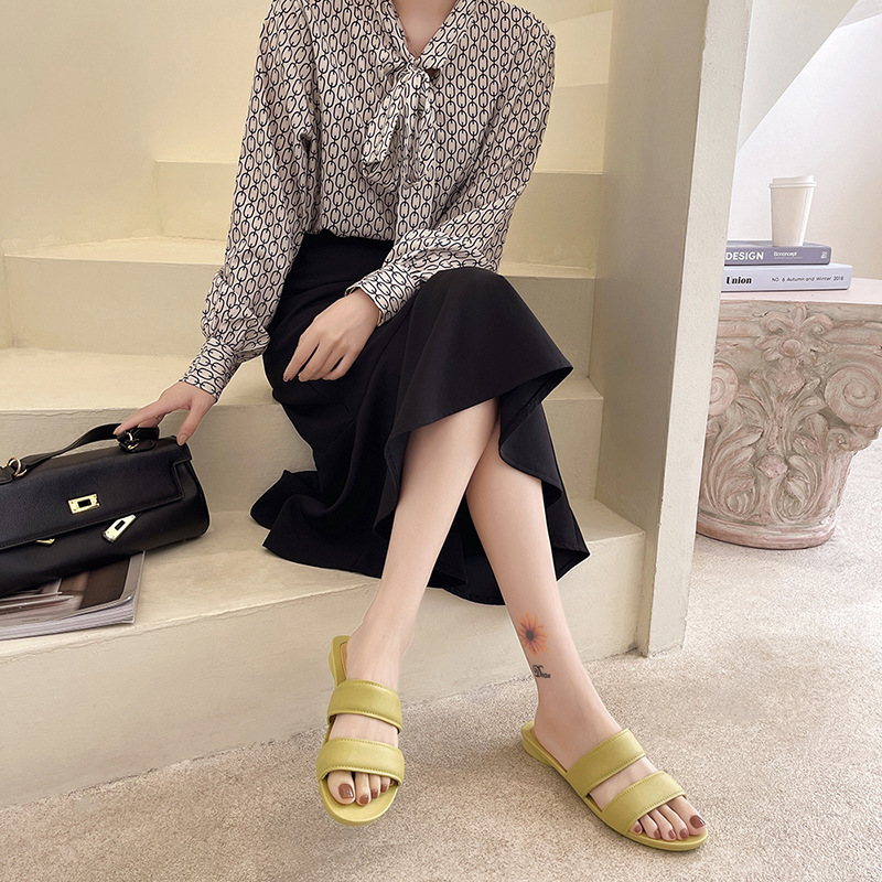 Slippers women wear Net red ins Wind waterproof non-slip flat shoes spring and summer beach sandals wholesale