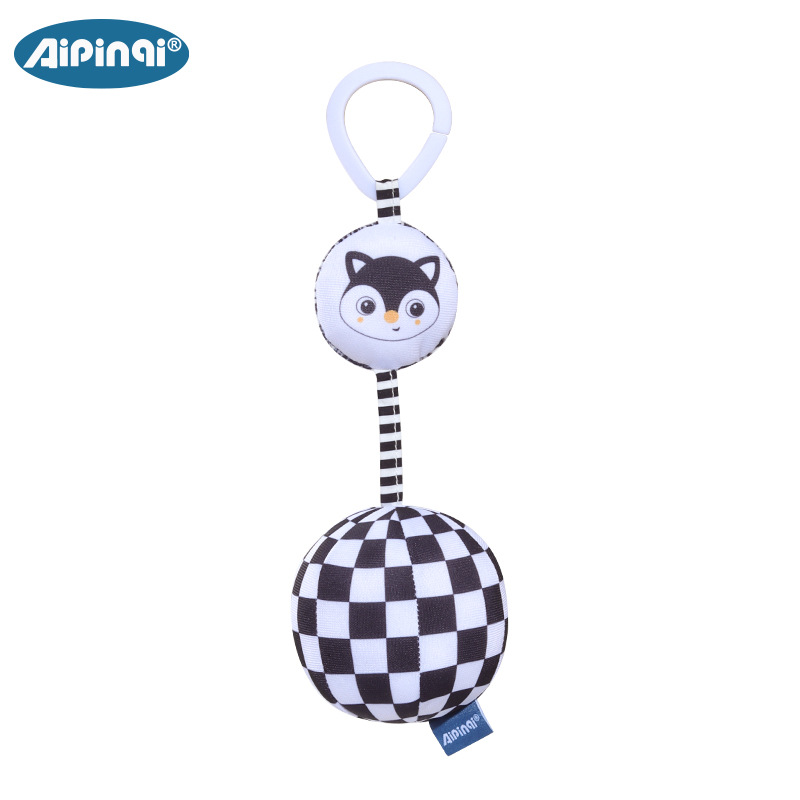 Fox blanco y negro persiguió la pelota