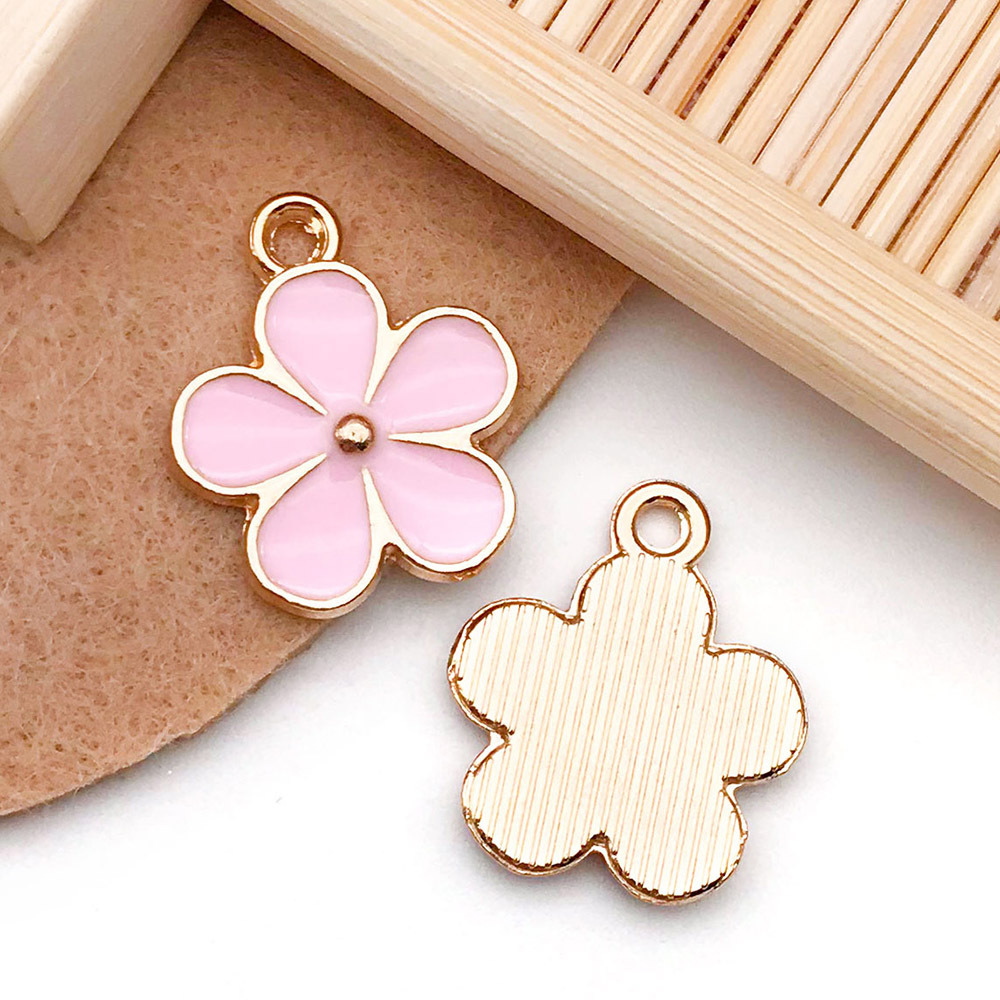 Colgantes esmaltados de flor de cerezo y margarita