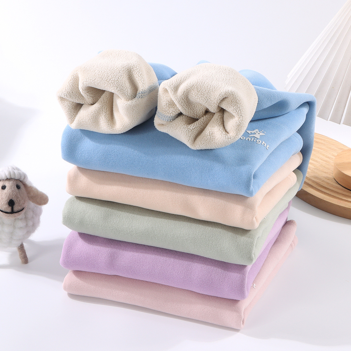 Otoño y invierno nuevos niños de color claro y terciopelo sin hueso conjunto caliente de ropa de otoño para niños pequeños y medianos pantalones de otoño para bebés gruesos ropa para el hogar