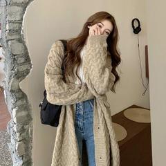 秋冬コートの女性の中の長いセーターの女性はゆったりとしています。
