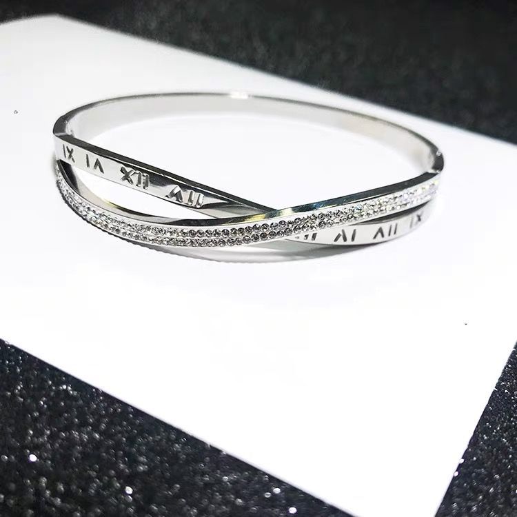 Estilo americano europeo y americano Cruz romana titanio acero pulsera hueco mujer carta hebilla pulsera oro estrellado pulsera