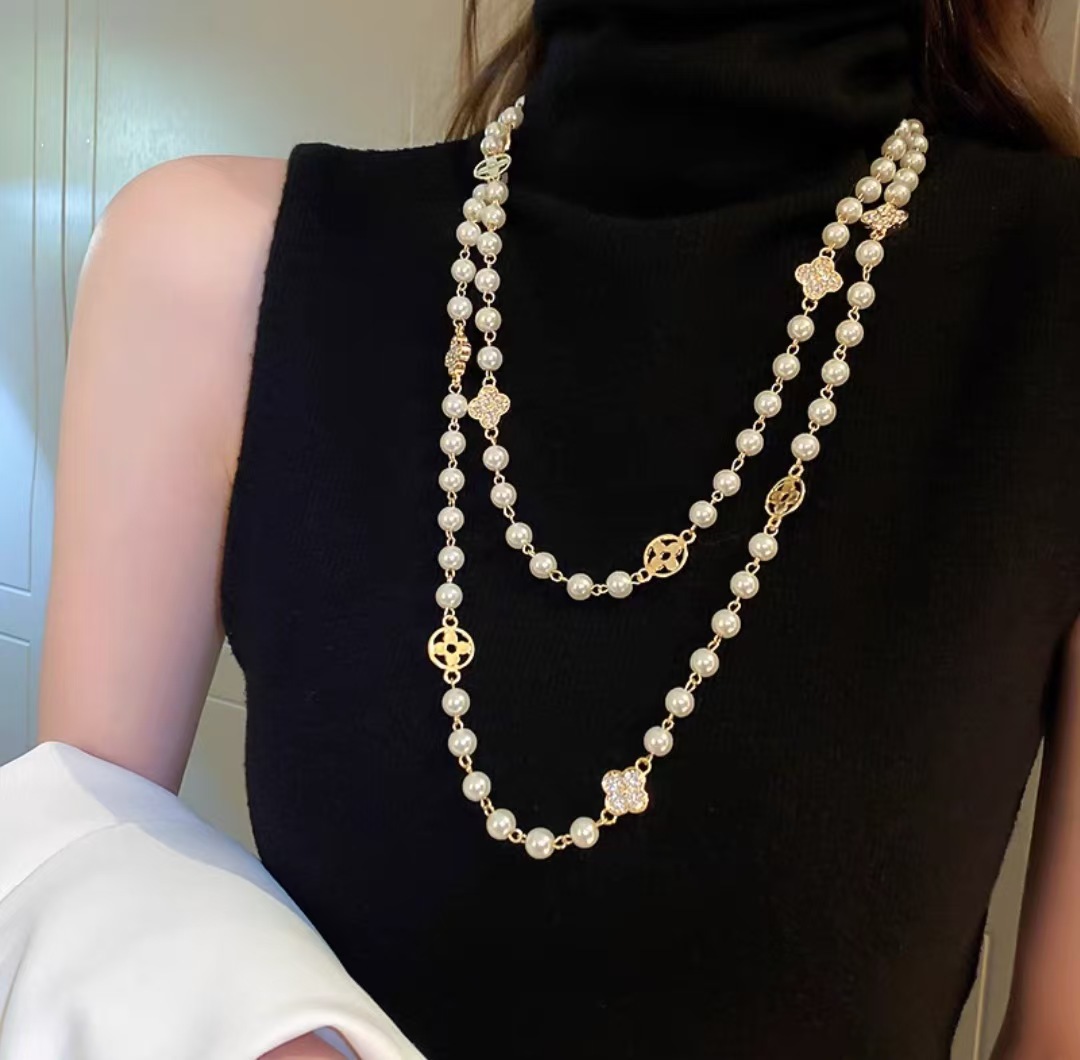 Glossy necklace, four-leaf clover