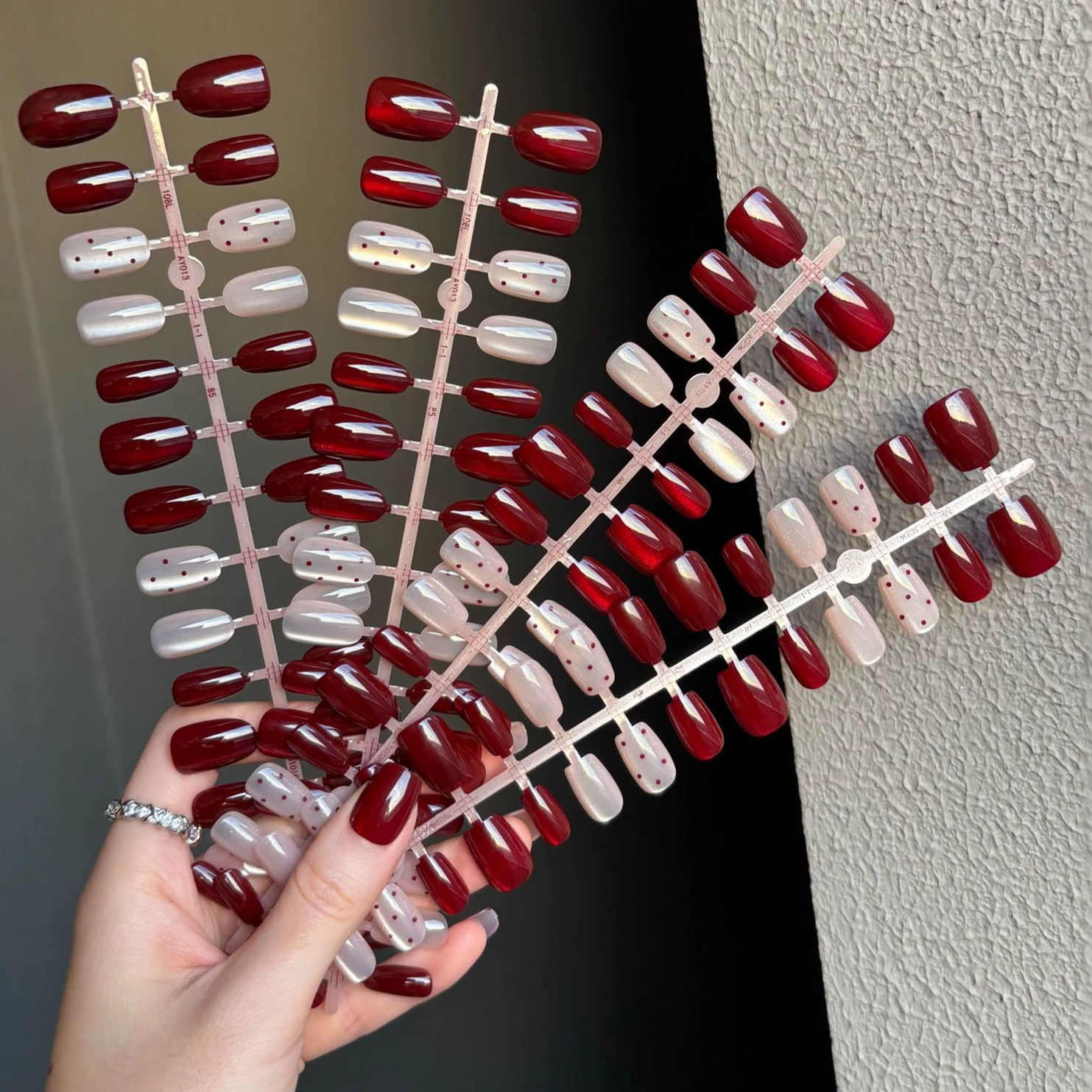 New Year Red Wearable Short Nails with Dazzling Cat Eye Glass Beads, Stylish Ins-Style French Polka Dot Nail Art, 30 Nail Strips