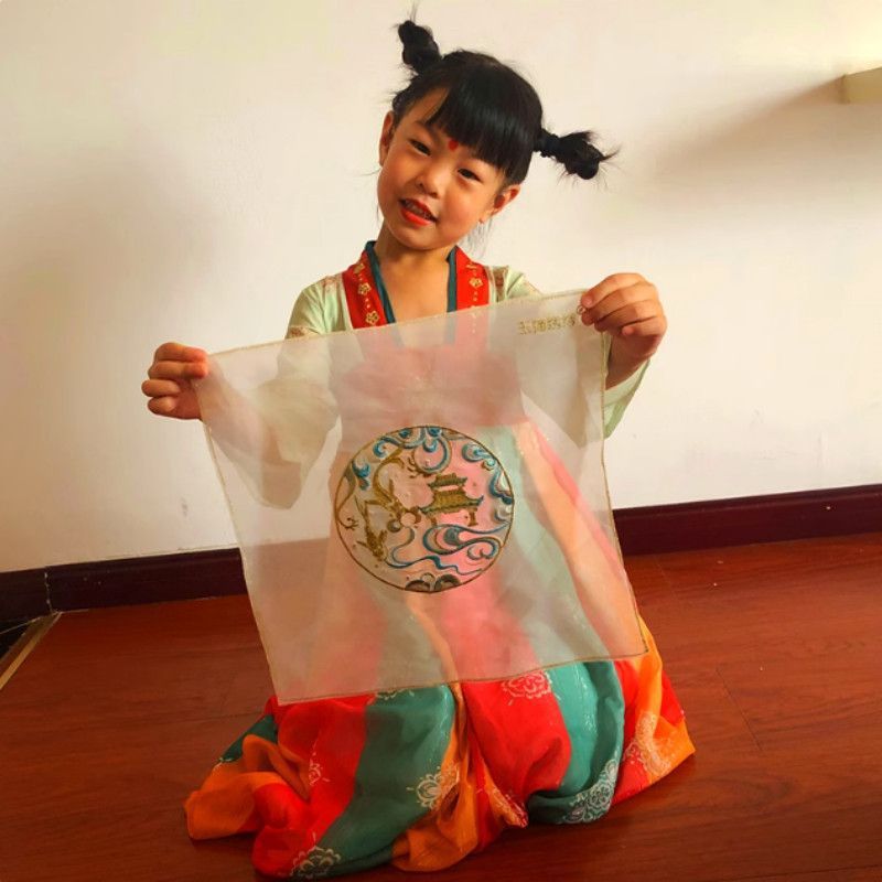 Dance scarves, handkerchiefs, children's grading exam chiffon square scarves, and scarves; a girl is performing Jiaozhou Yangko dance props.