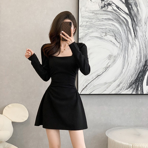 French-style Hepburn-inspired black square-neck long-sleeve dress for women—autumn/winter design, perfect for petite figures, with a flattering A-line silhouette