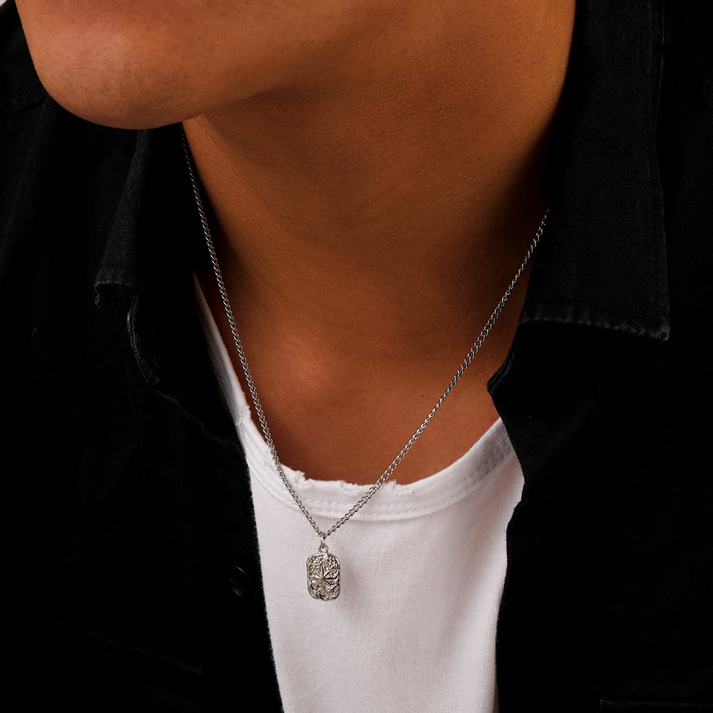 Collar con colgante de calavera cuadrada en color plata para hombres, con una delicada cadena de plata y un diseño detallado de calavera.