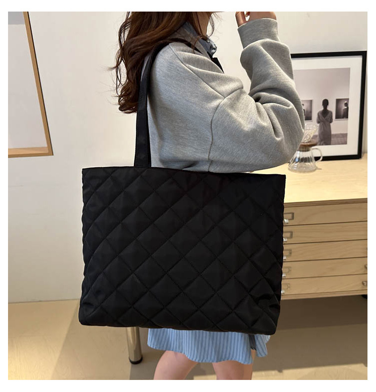 A new large-capacity diamond-shaped commuter handbag and fashionable single-shoulder tote bag for women in the niche cotton-padded jacket bag for autumn and winter 2024 undefined