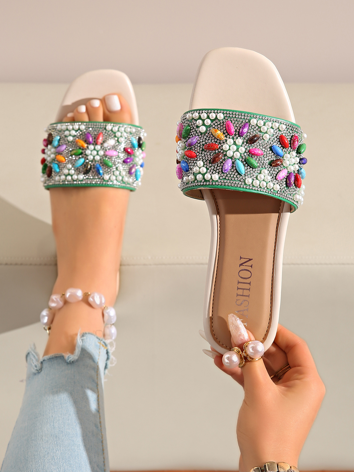 Sandali bassi da donna con strass e perle in stile etnico_voghion.com