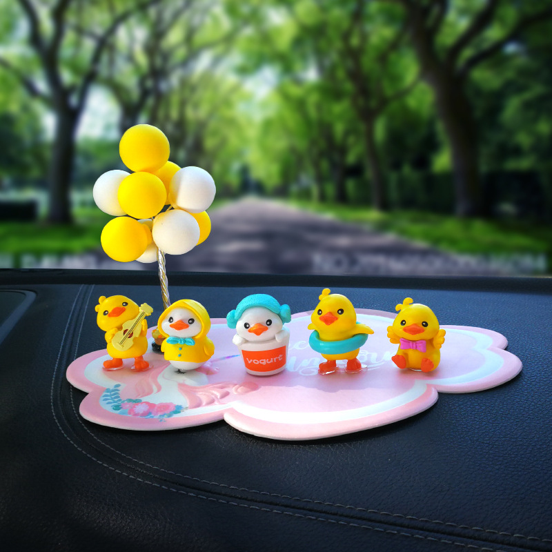 Nuevo adorno de coche creativo rojo neto dibujos animados pequeño pato amarillo adorno de coche consola central lindo lindo pato recto