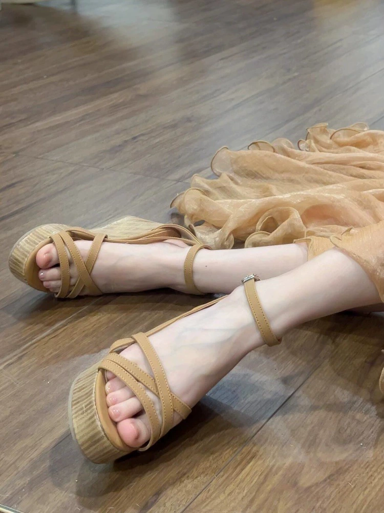 Женские босоножки на платформе с ремешком и пряжкой, версия из овчины, римская клиновидная платформа, новые 2025 года, высокие каблуки, водонепроницаемые, супервысокая толстая подошва