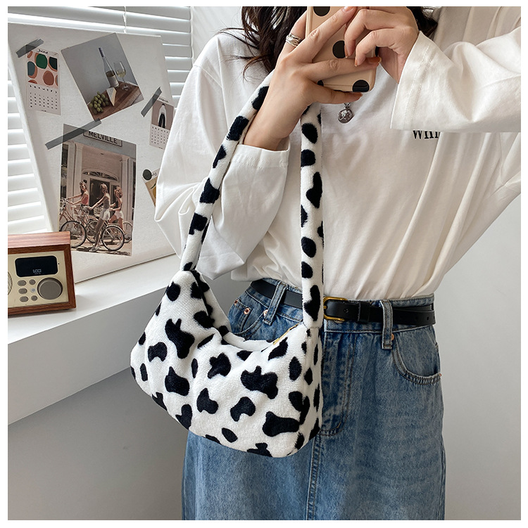 Cute Plush Bag Fashion Cow Pattern One-shoulder Underarm Bag display picture 10