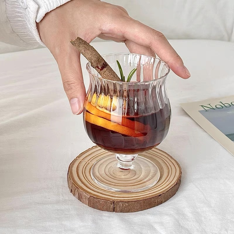 Diseño sensación de vidrio de ventana ondulado tazas de pie alto nicho francés tazas de vino caliente tazas de vino dulce tazas de vino