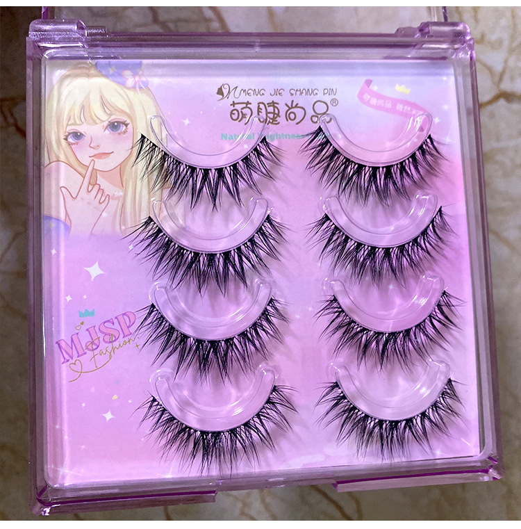 Mengjie Shangpin's 3D plush false eyelashes with a European and American hybrid feel are soft, fluffy and comfortable. The natural nude makeup style is segmented undefined