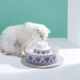 Глобальная световая керамическая домашняя кошка выпивает питье