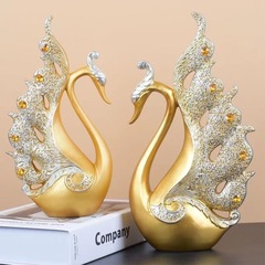軽やかで豪華な現代の家庭の置物のペアの白鳥の酒の棚の玄関の工芸品のハイエンドの客間のテレビの棚の引っ越しの贈り物