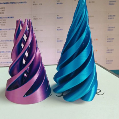 파란색과 빨간색의 둥근 크리스마스 트리