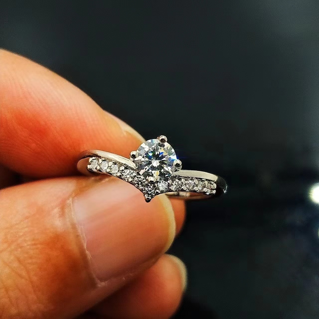 Fashionable stone inlay with zircon