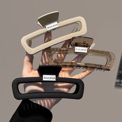 髪の量が多い長方形のサメは超大型のカチューシャを挟んで、新型の高級感のあるカチューシャの後頭部を挟みます。