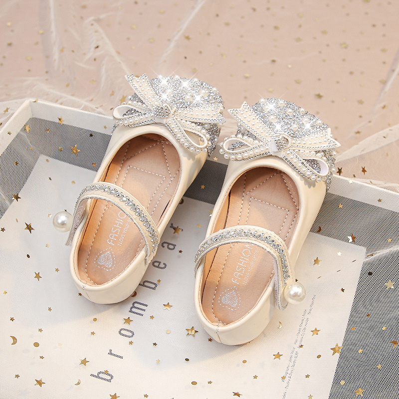 Zapatos de princesa de cristal de niñas 2026 verano nuevo niño color sólido zapatos de cuero brillantes zapatos de un solo niño