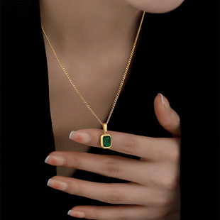 French simple emerald pendant necklace for women niche design 1 light luxury high-end collarbone chain jewelry wholesale