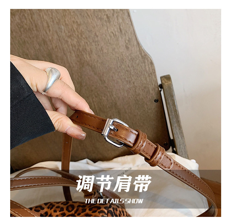 Túi xách nách nữ kiểu gối đeo chéo đơn giản — màu cà phê, màu nâu nhạt, vằn báo chi tiết 7
