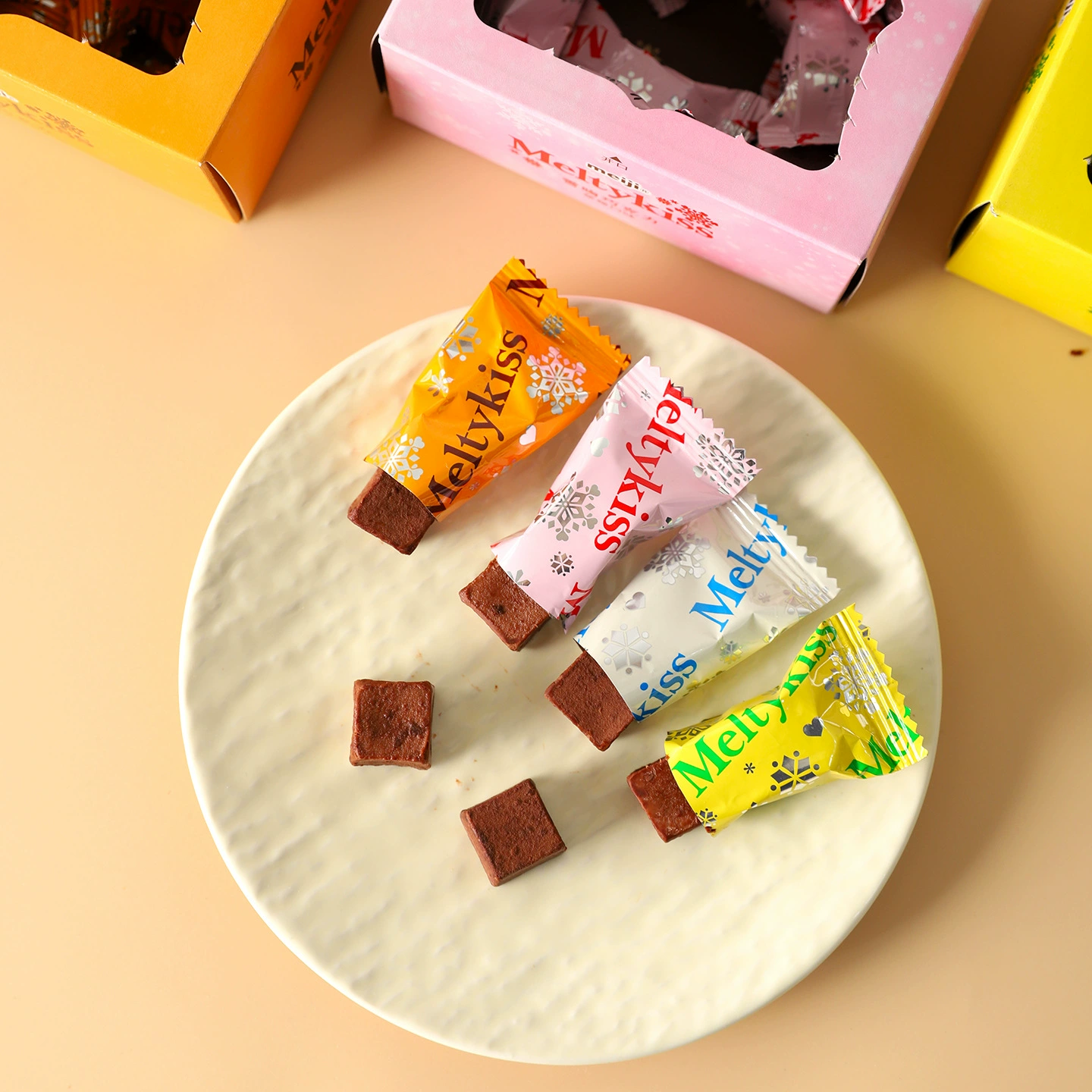 Meiji Meiji Snow Kiss сендвич шоколад подарок Strawberry Candy Интернет-знаменитость Рождественские закуски 520 подарков