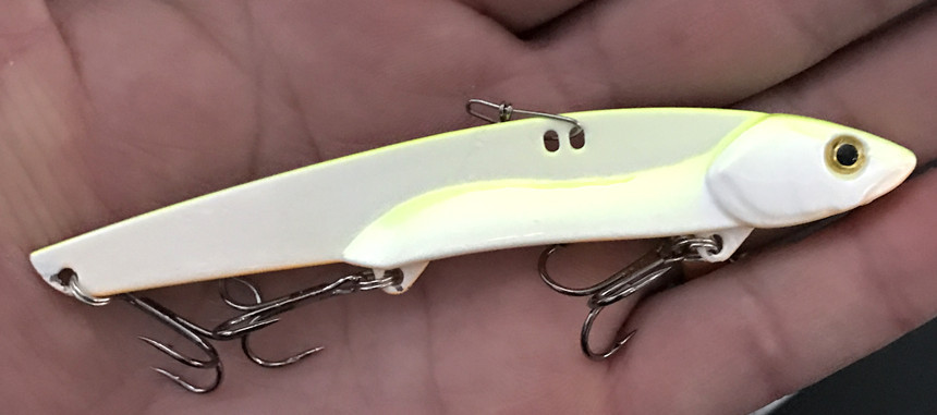 日本の岸に似せて遠投して鉄板の偽の餌を投げます。