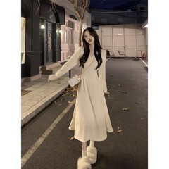 白いvネックのヘボン風のフランス式のワンピースの女性の春の新型は腰を収めてやせている復古の気質の女神の範a字のスカートを現します。