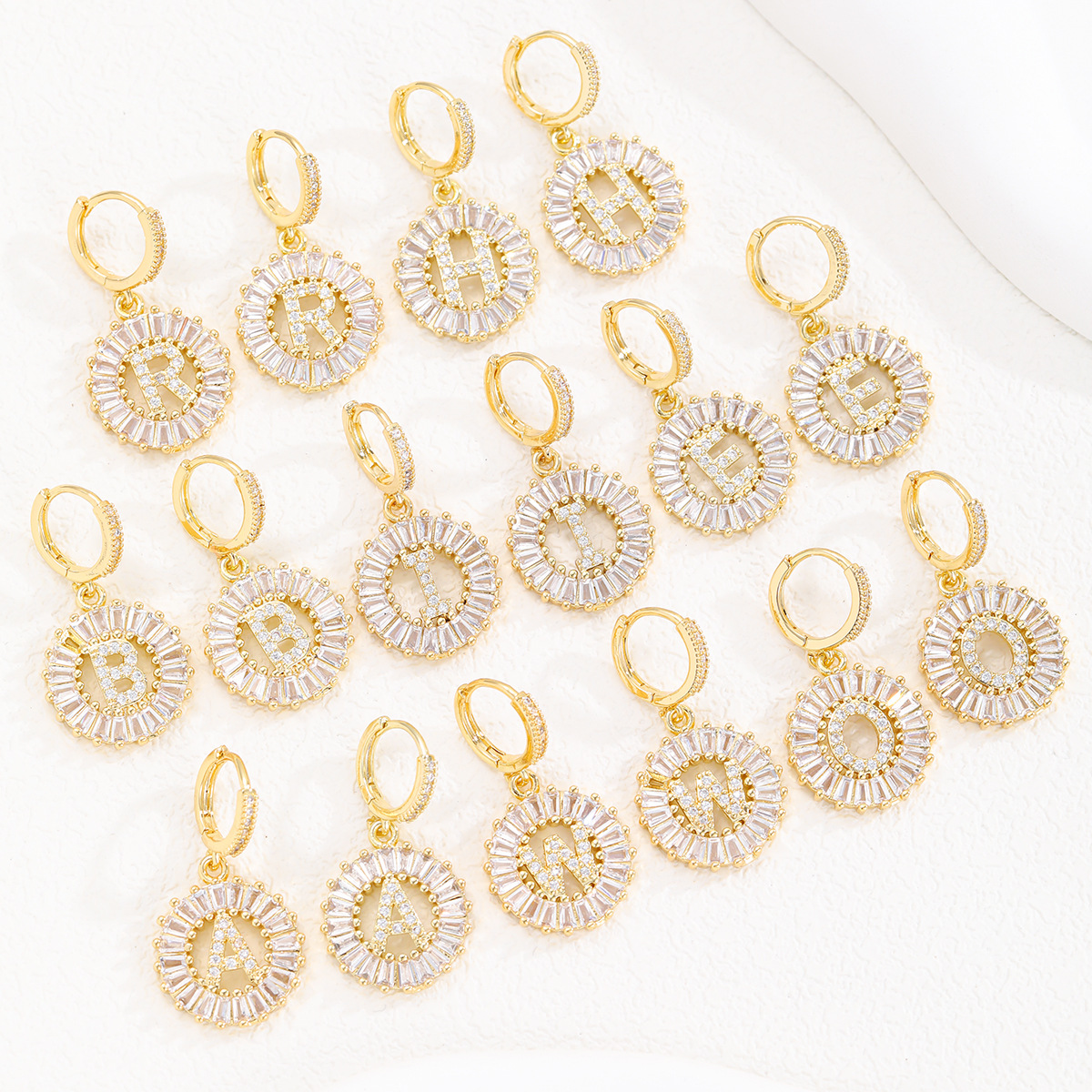 Amazon venta caliente letras de azúcar de roca pendientes de circón 26 letras en inglés pendientes de diamantes completos pendientes creativos al por mayor