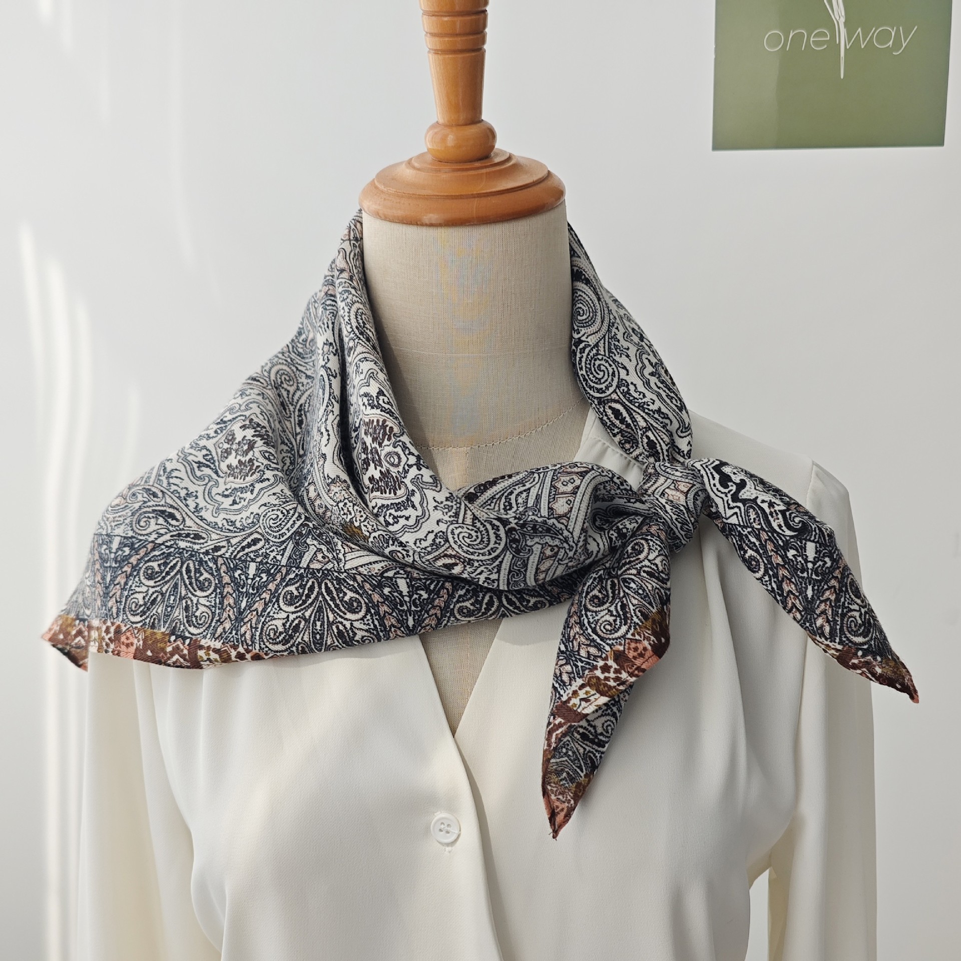 Versión coreana del clásico pañuelo de seda de terciopelo retro que se siente mujer 68 bufanda de flor de anacardo chal protector de cuello de doble uso bufanda cuadrada salvaje mujer