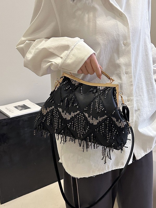 Bolsos transfronterizos para mujer 2024 modelos de otoño e invierno diseño de nicho agujero bolso de concha con hebilla de estilo coreano bolso cuadrado pequeño con borlas de moda image 1