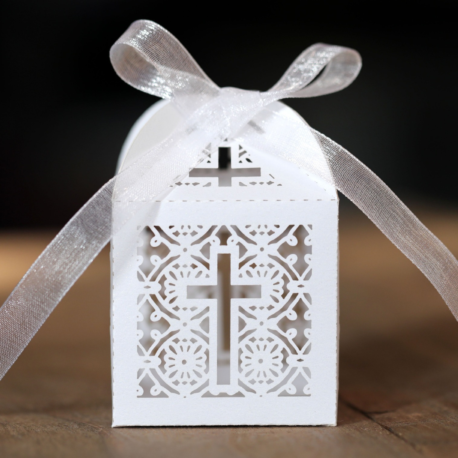 外贸出口婚礼派对激光镂空十字花喜糖盒珠光纸巧克力纸盒深圳批发