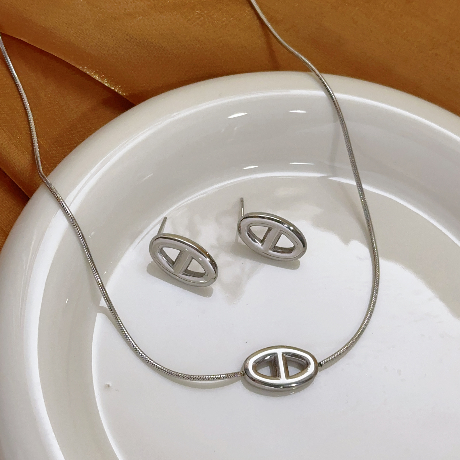 Luz de lujo nuevo estilo de moda europea y americana personalidad cerdo nariz pernos de orejas de nicho femenino diseño de alta calidad joyas de orejas de acero de titanio universal