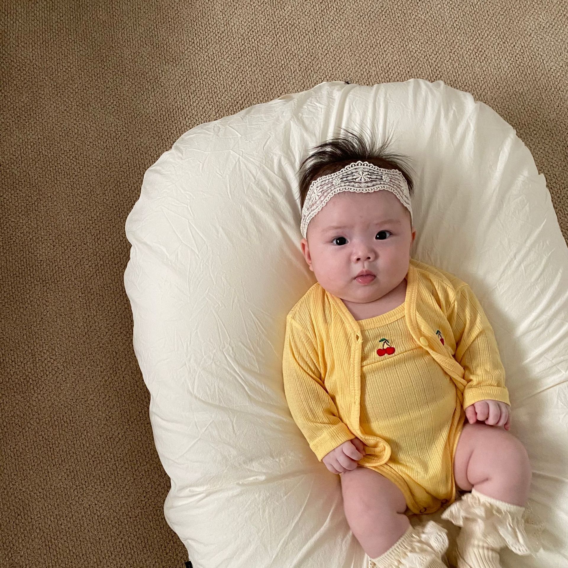 Estilo coreano algodón recién nacido Delgado transpirable Sling jumpsuit + cardigan de dos piezas ins verano refrescante cereza triángulo mameluco