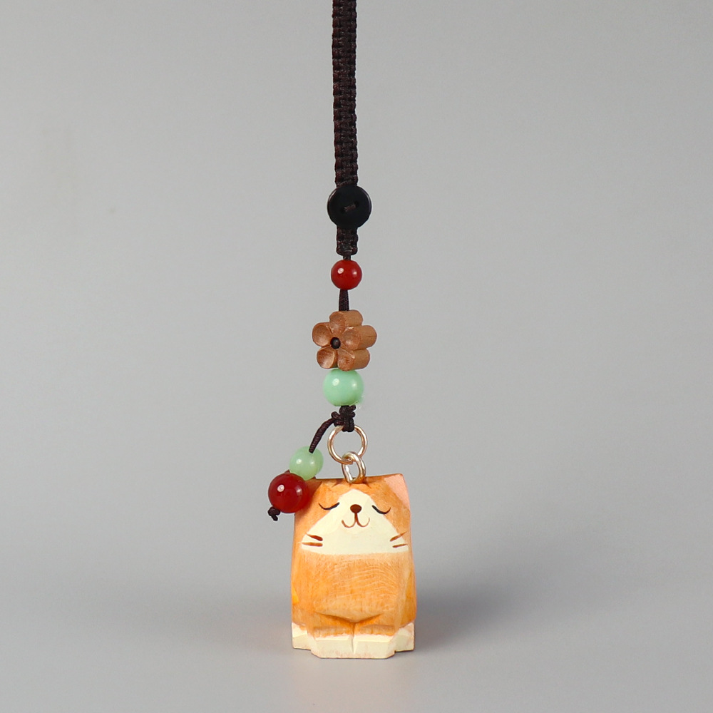 나무 조각 자랑스러운 매력적인 고양이 + 매화 꽃