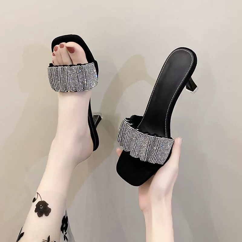 Сексуальная обнаженная квадратная голова носить буксир женский летний 2024 новый летний не устал ноги модные сандалии на каблуках со стразами