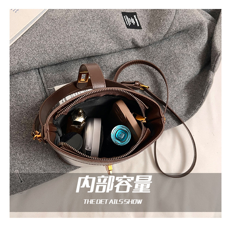 A retro color-blocking and textured hand-held bucket bag for women, a new 2024 trendy and fashionable small bag, a crossbody bag Application Scenario