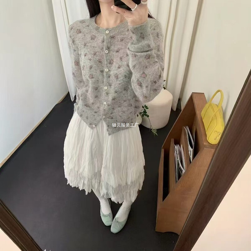 V-neck floral knit cardigan for women, lightweight, soft, and gentle, single-breasted, loose fit, slimming, and stylish outerwear sweater V-neck floral knit cardigan for women, lightweight, soft, and gentle, single-breasted, loose fit, slimming, and stylish outerwear sweater