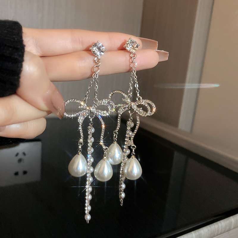 Pendientes de aguja plateados con pétalos de perlas con incrustaciones de diamantes y borlas, pendientes de tuerca de lujo ligeros y de alta gama con un diseño elegante y versátil.