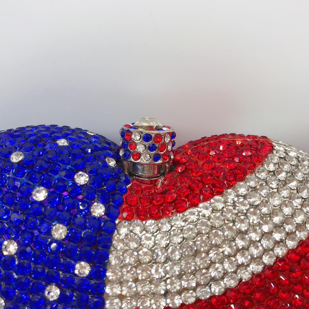 Bolsa de cena de diamante en forma de corazón, cinturón rojo y blanco de diamante, bolsa de diamante de metal, bolsa de banquete de mano, pequeño botón magnético