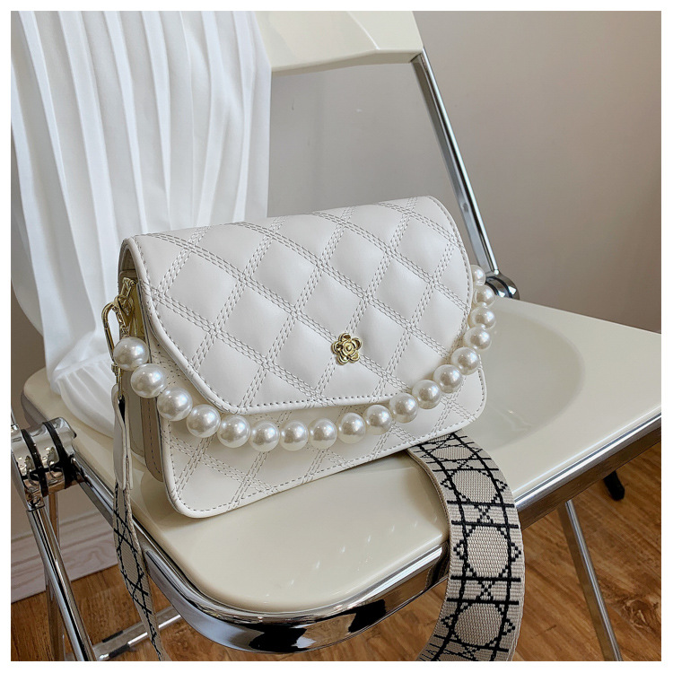 Fashion Pearl Chain Shoulder Messenger Portable Bag Wholesale display picture 4