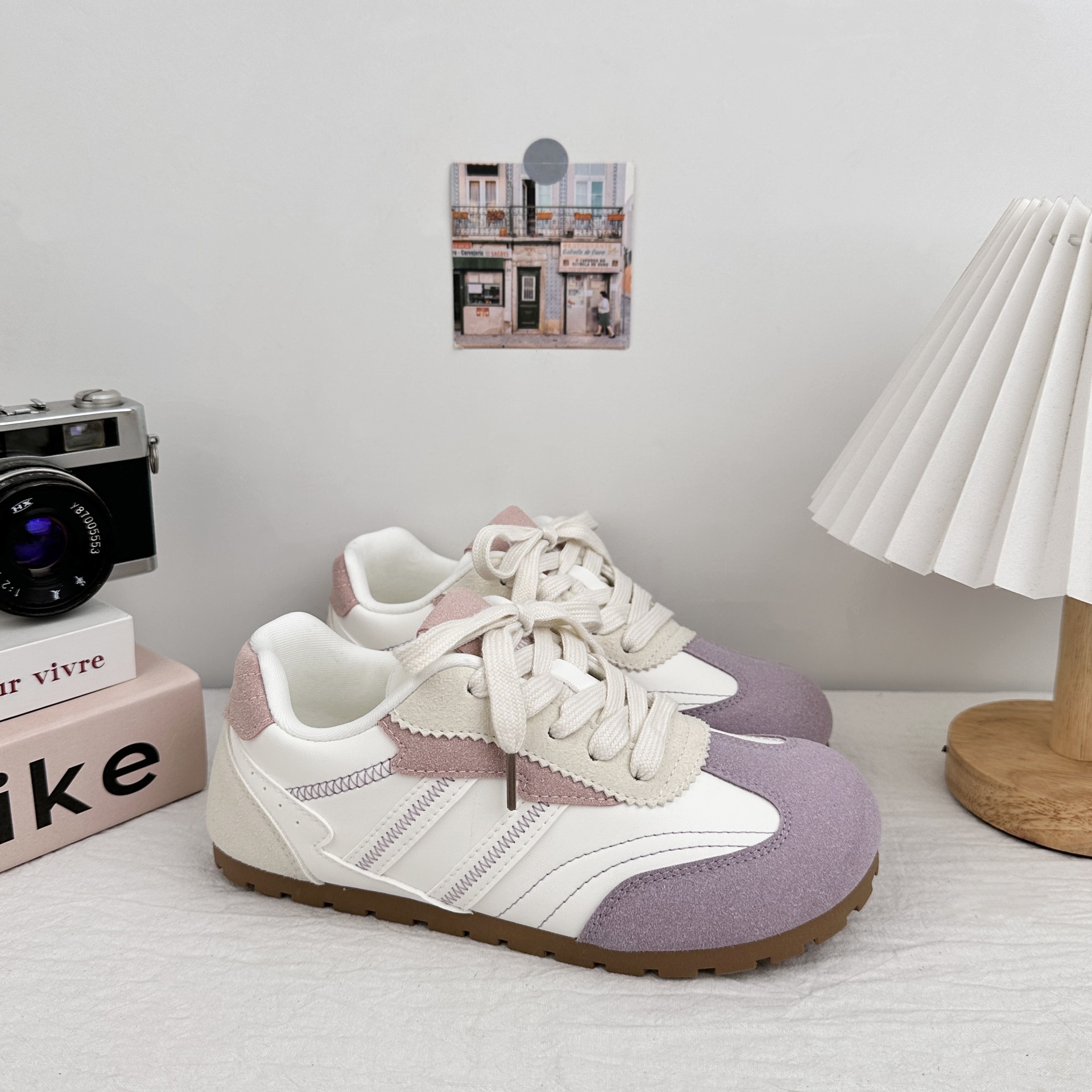 Zapatos de entrenamiento de mujeres Yuan Bo De2025 verano nuevo estilo explosivo con falda, zapatos casuales de suela blanda, zapatos blancos pequeños