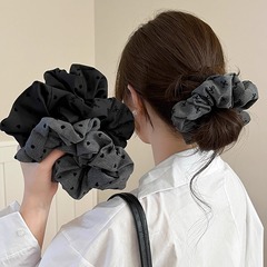 フランス式の黒い灰色の波は蝶結びをつけます。