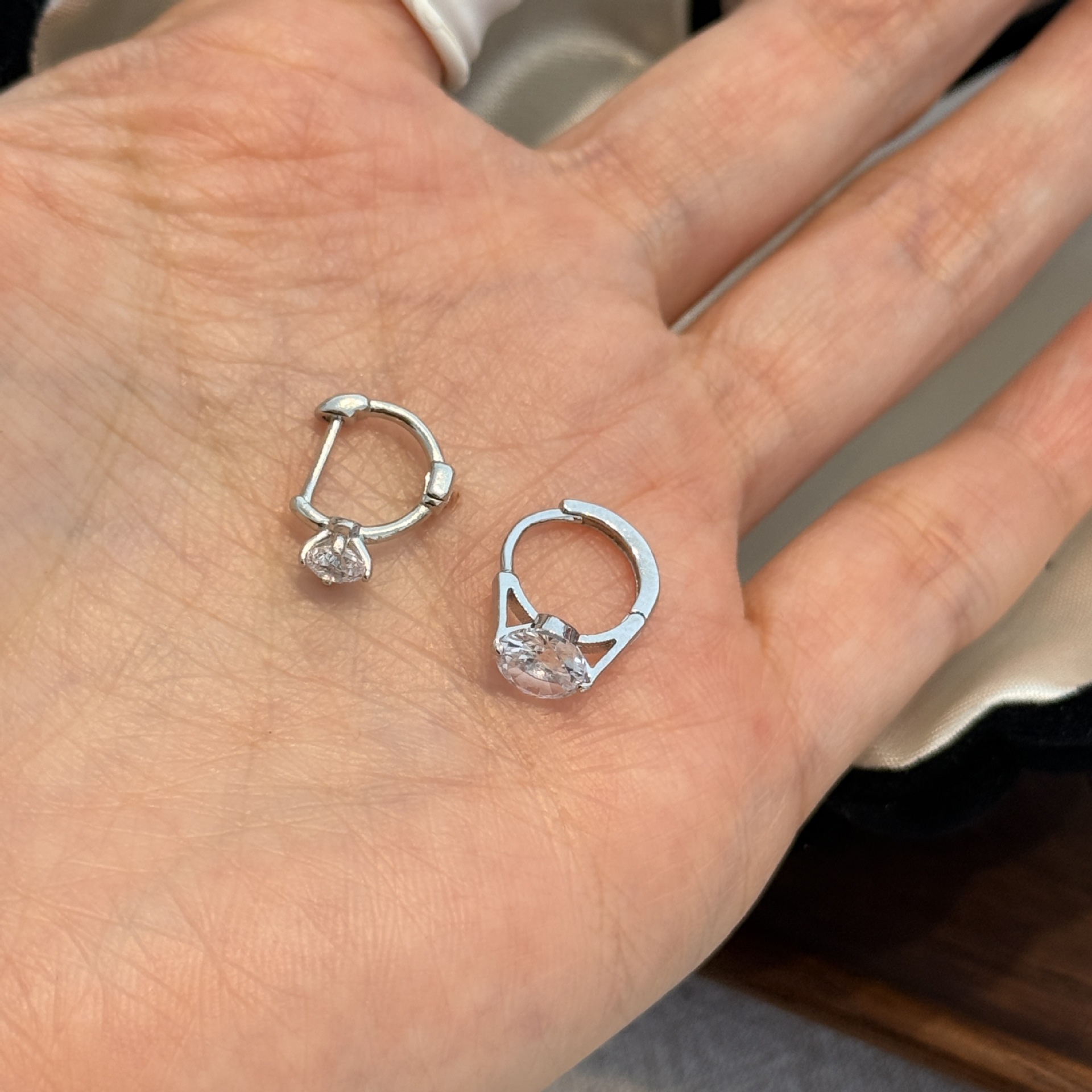 New Niche Design Diamond Ring Style Super Shiny 5A Zircon Eco-Friendly Copper Electroplated Micro-Inlaid Straight Pin Ear Clip Hoop Earrings for Women