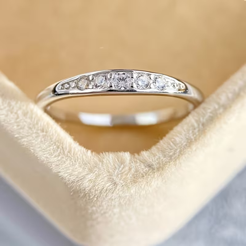 Grenzüberschreitender Bestseller Kupfer-Mikro-Pave unregelmäßiger Stabform Wellenmuster Ring für Damen glänzender Zirkonia feiner Reihen-Diamant Ring Schmuckzubehör
