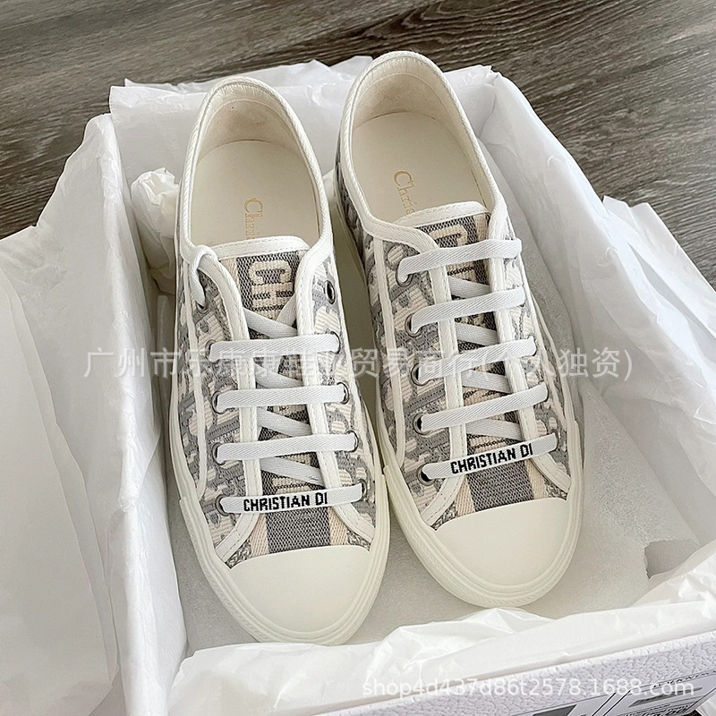 D casa zapatillas de deporte blanco grisáceo mujer 2025 nuevas letras presbiterias bordadas zapatos blancos transpirables de suela suave zapatos de lona casuales