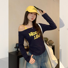 斜肩露肩字母印花长袖T恤女2025早秋新款褶皱修身设计感肩带上衣